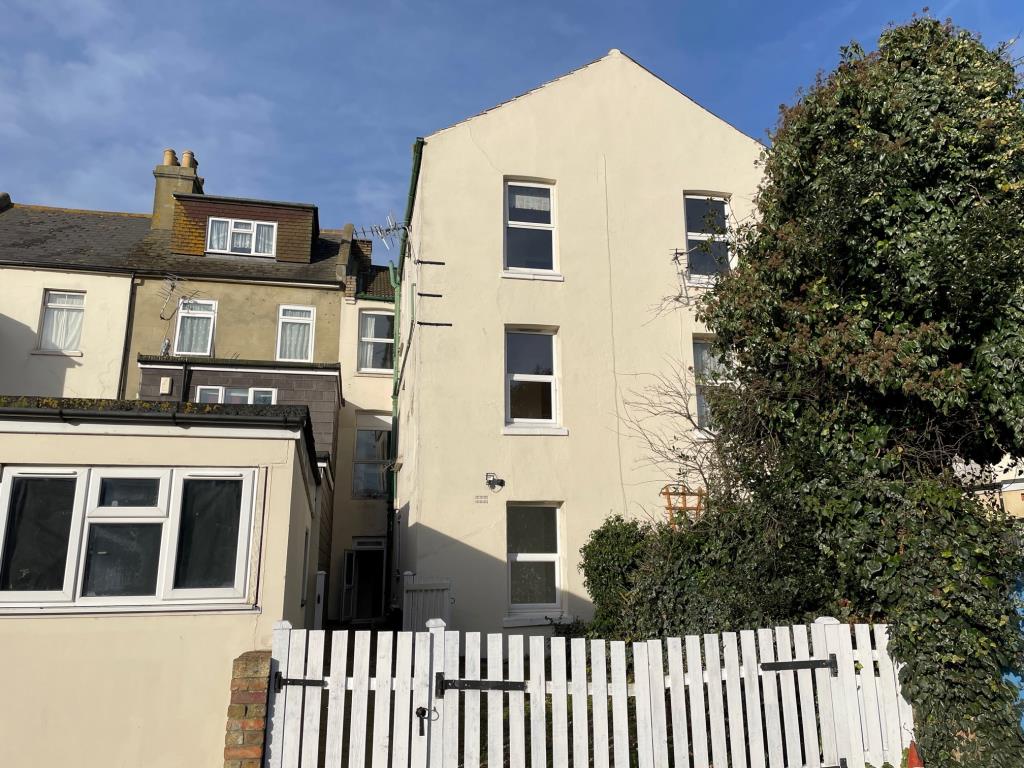 Lot: 106 - FREEHOLD BLOCK OF FOUR RESIDENTIAL FLATS - 19 Risborough Lane - Rear elevation